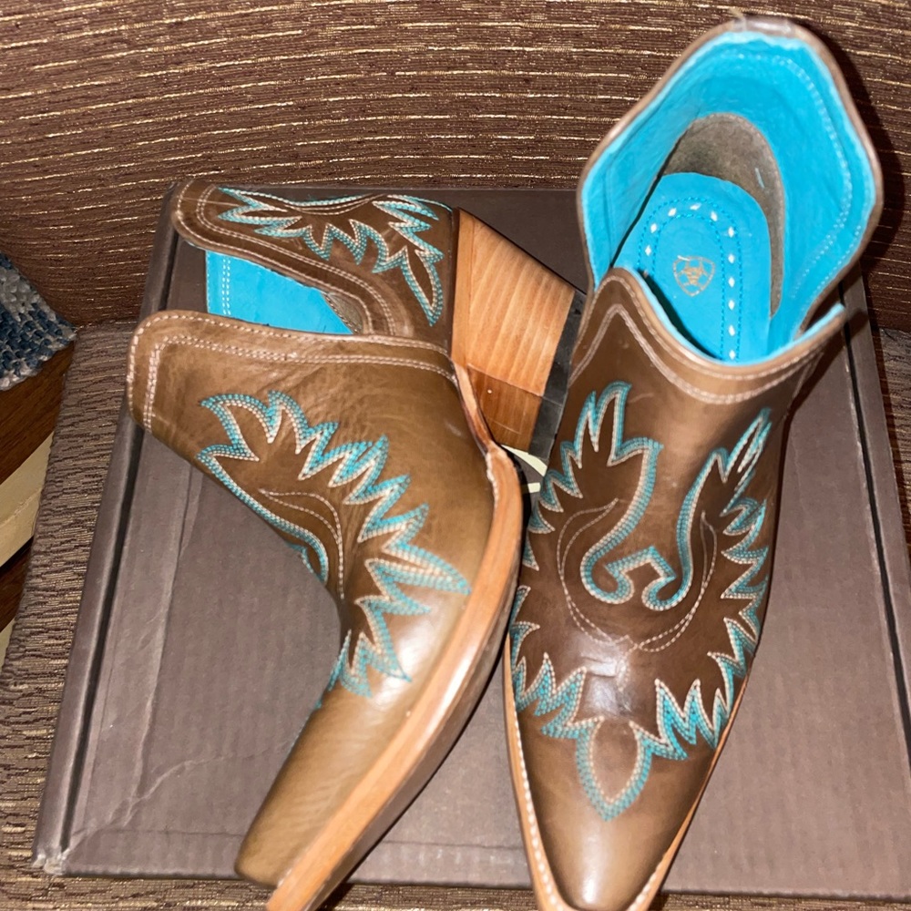 Size 8 Ariat Dixon Booties